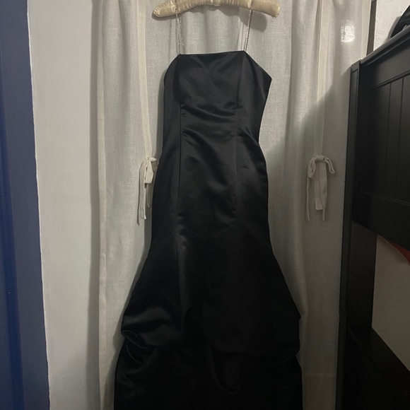 Formal dress - Picture 1 of 5